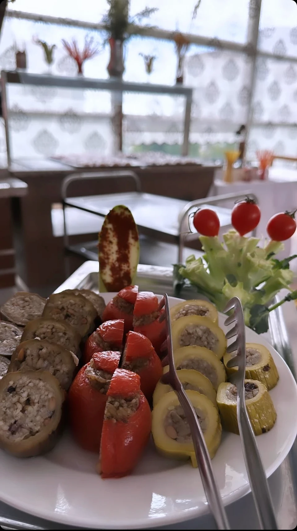 Yemek ve salata sunumu