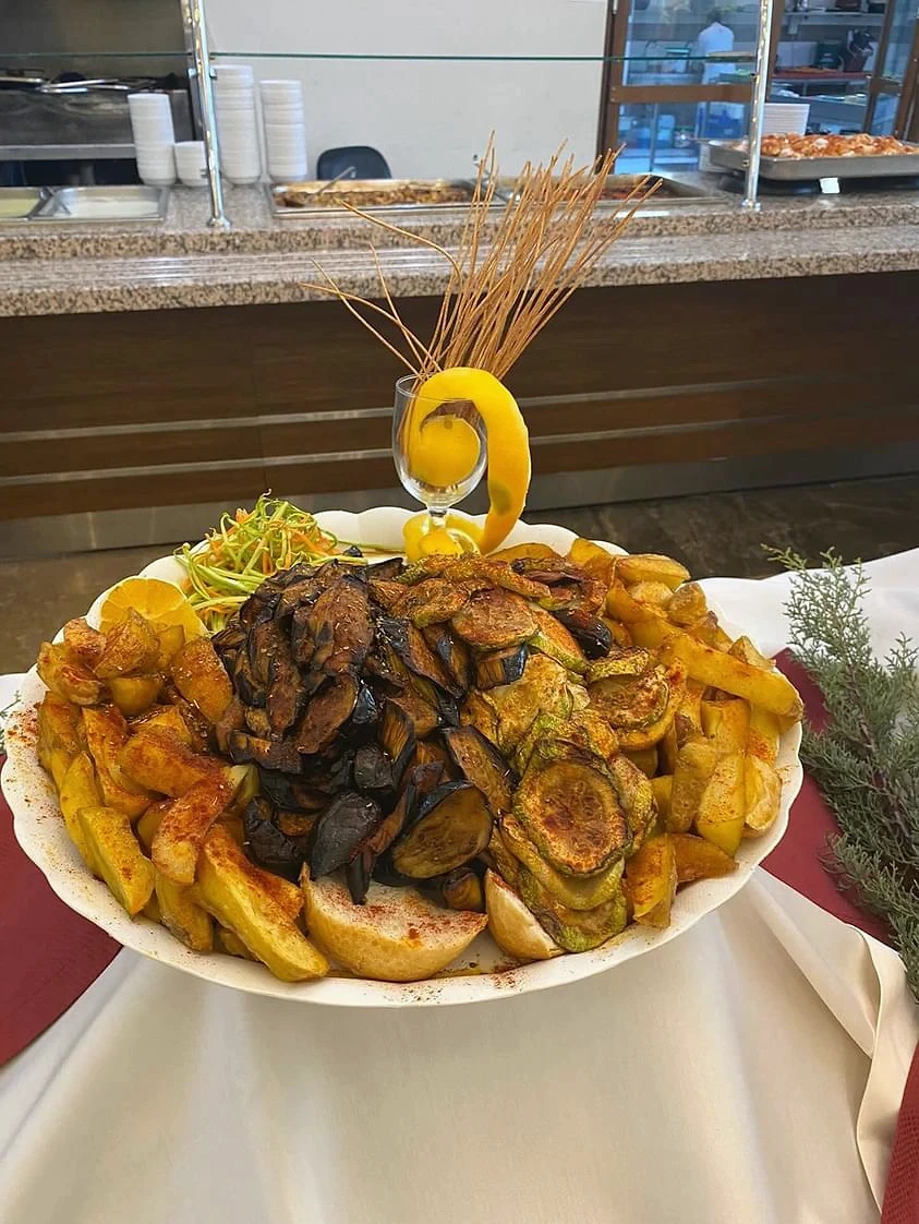 Sıcak yemek sunumu