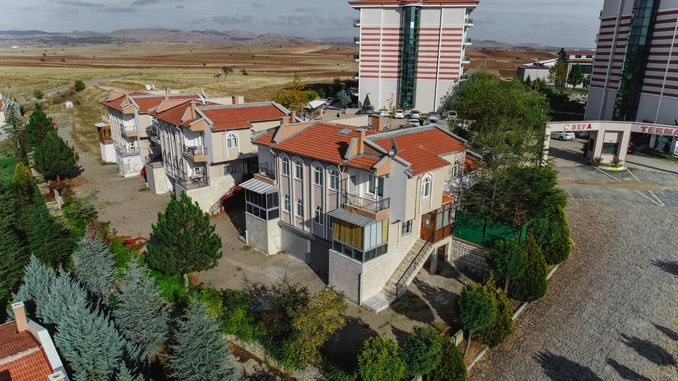 Bahçe ve tesisin kuşbakışı görünümü