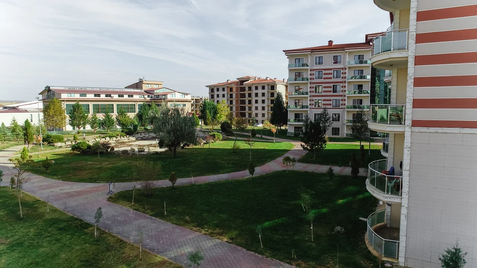 Tesis bahçesi ve konaklama binaları